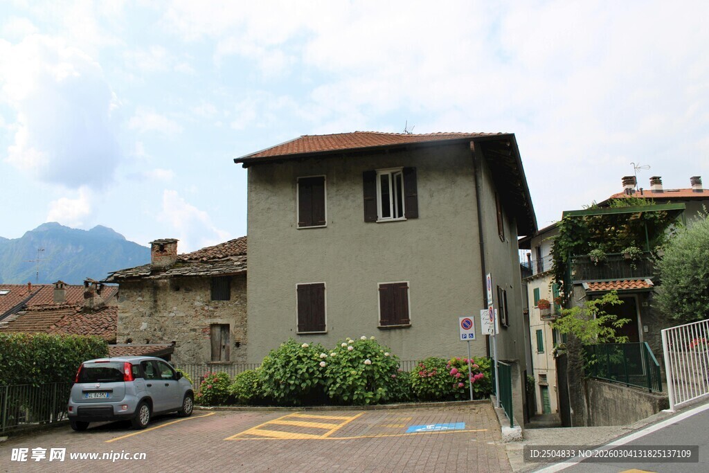 街边两层住宅 远山相伴