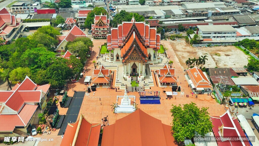 俯瞰色彩斑斓的屋顶建筑