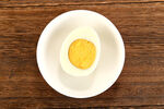 白盘上的半颗水煮蛋