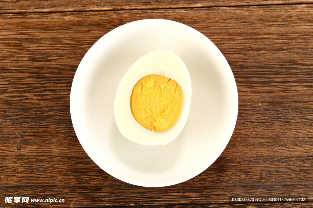 白盘上的半颗水煮蛋