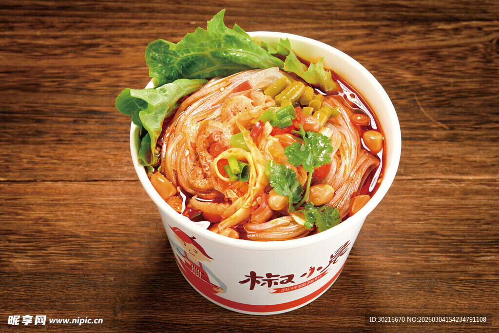 美味酸辣粉装于纸杯