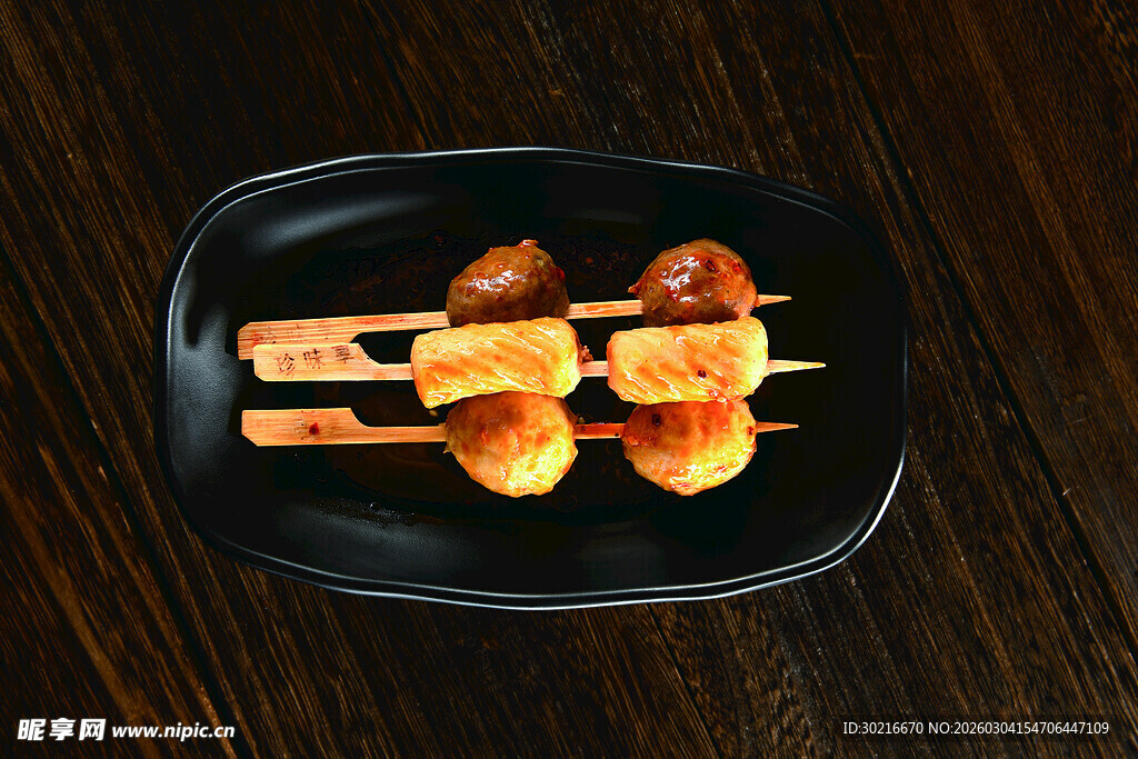 美味烤串摆于黑色盘中