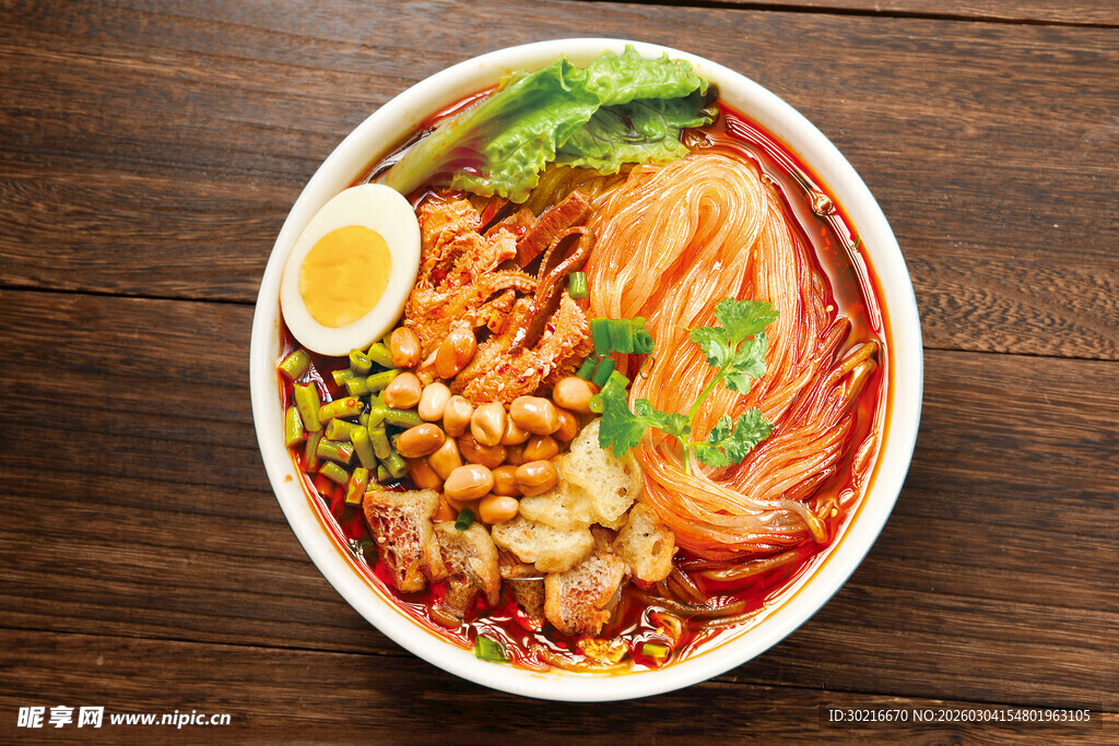 美味酸辣粉食材丰富诱人