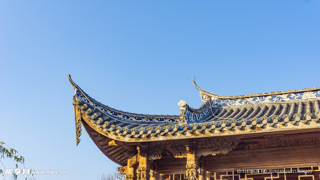 中式飞檐屋顶古建筑一角