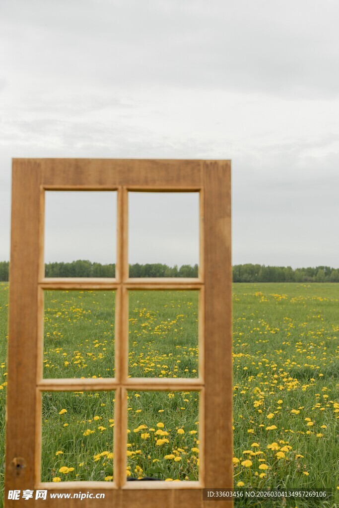 田野前的木质窗框