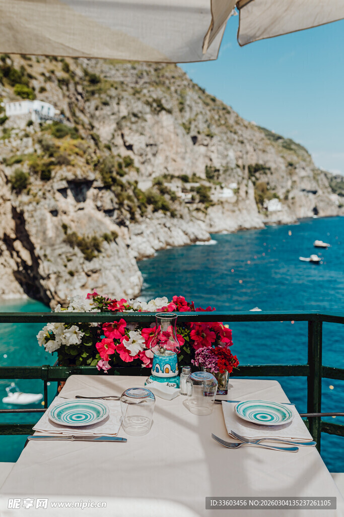 海边露台餐桌美景