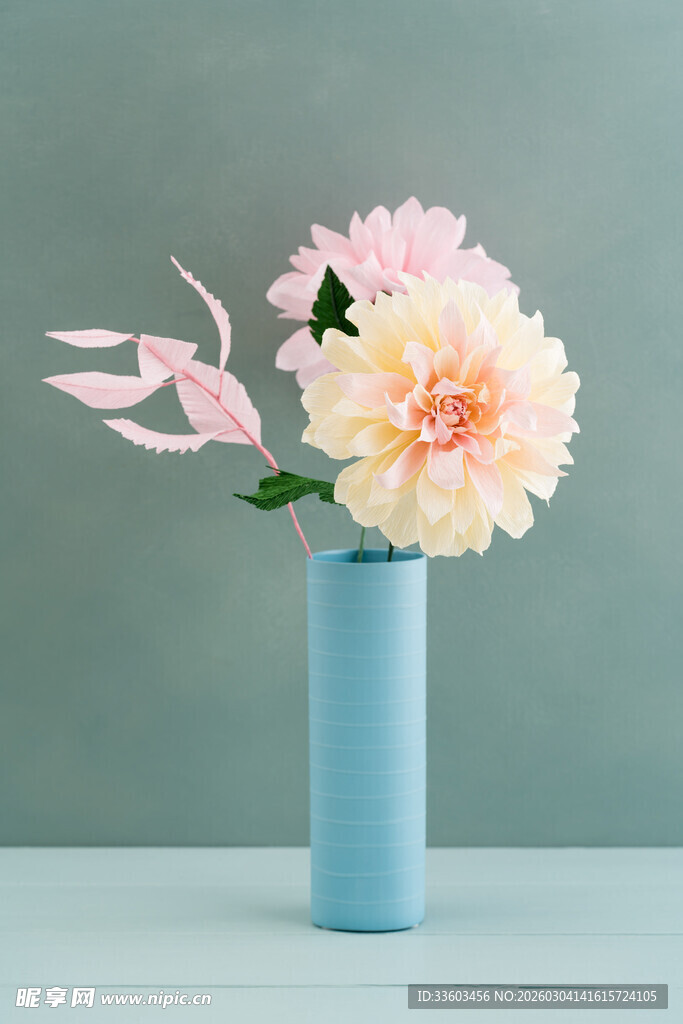 蓝色花瓶中的柔美花卉