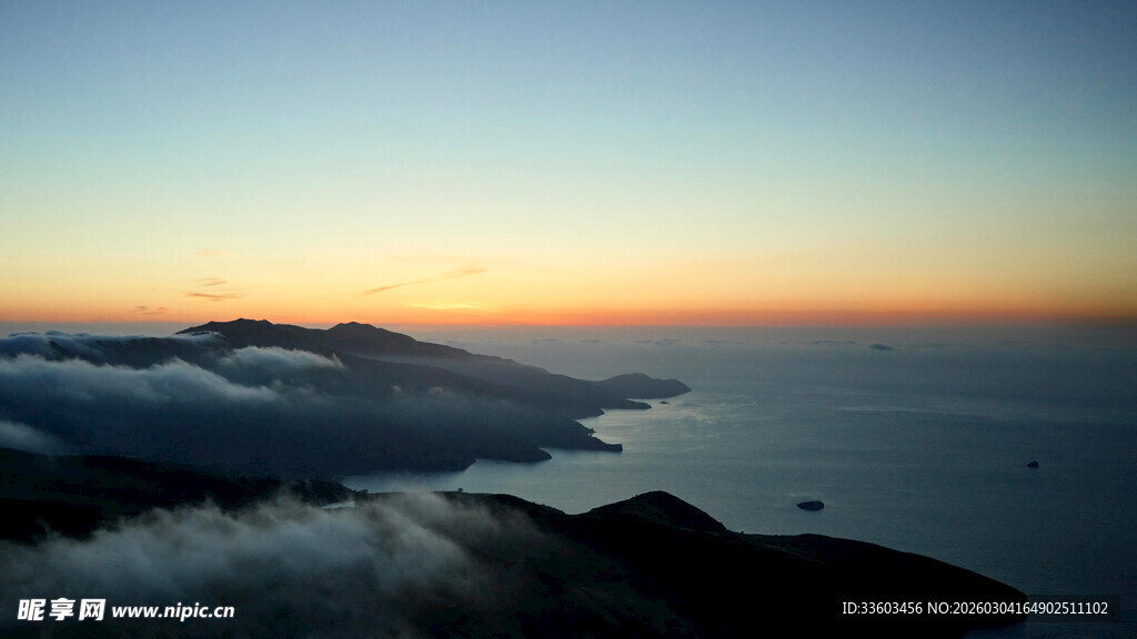 海上日出云海壮丽景观