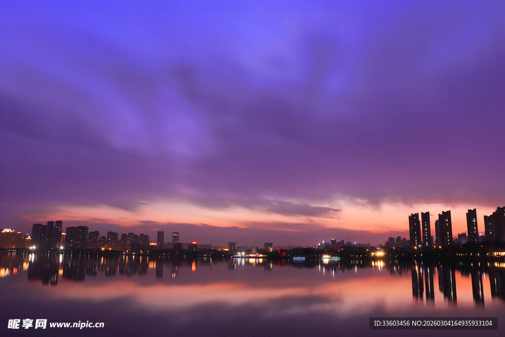 城市湖畔绚丽黄昏景色