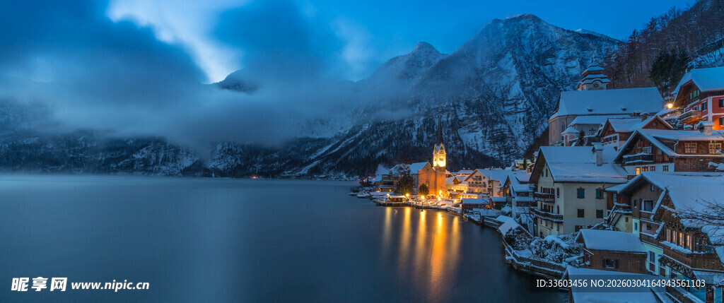 湖畔雪夜小镇美景