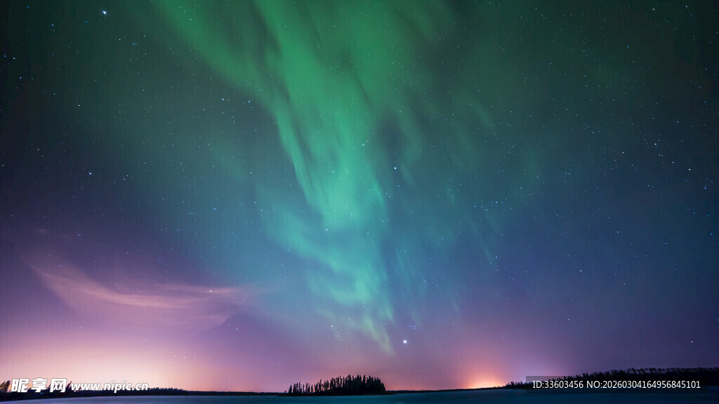 夜空中绚烂的绿色极光