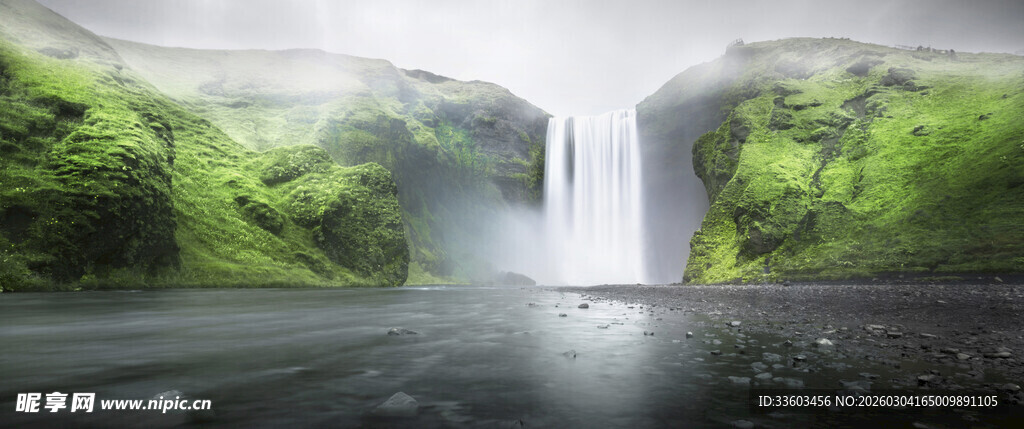 梦幻瀑布下的翠绿自然景观