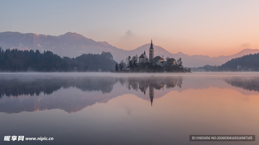 湖畔晨曦中的静谧美景
