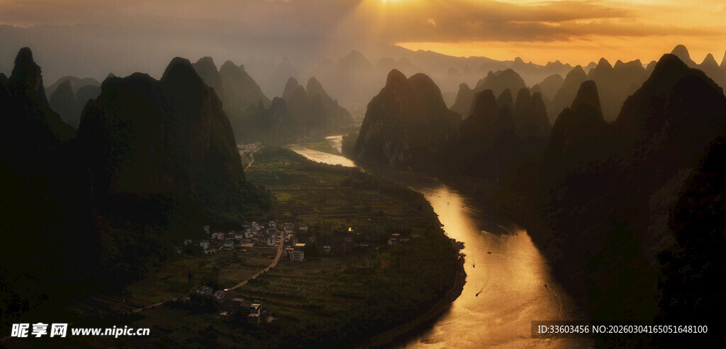 夕阳下蜿蜒河流穿山林