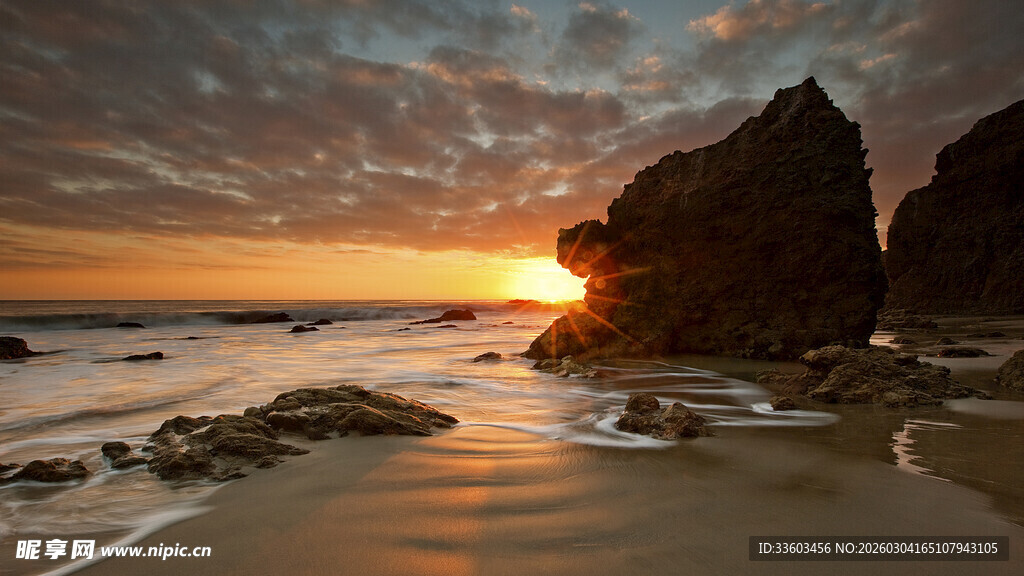 海边日落时的壮丽岩石景观