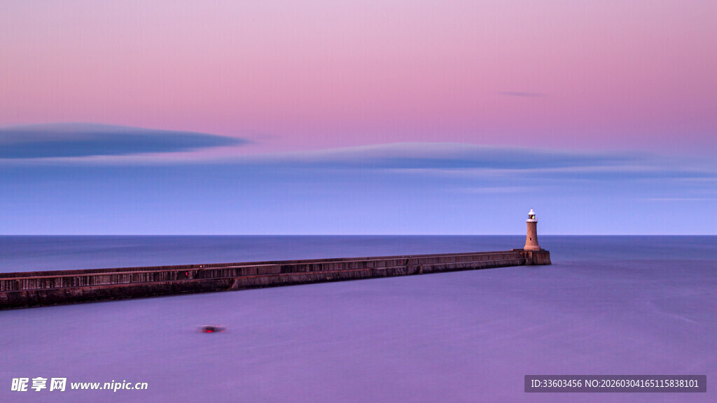 海边暮色中的孤独栈桥