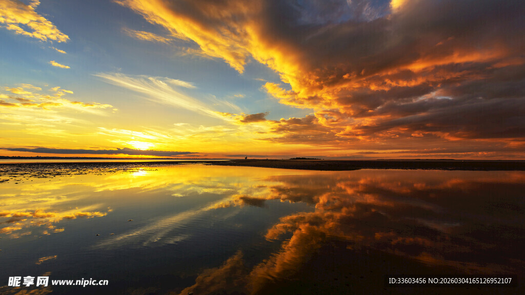 壮丽夕阳下的天空与水面