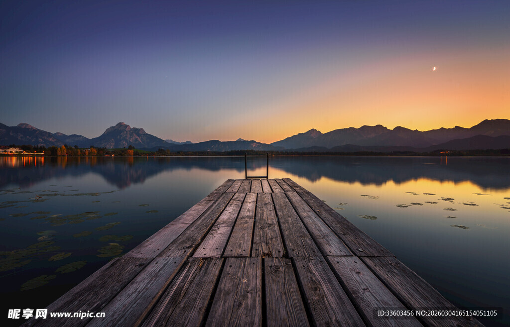 黄昏湖畔的木质栈桥美景