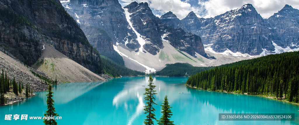 梦幻蓝湖与壮丽雪山景观