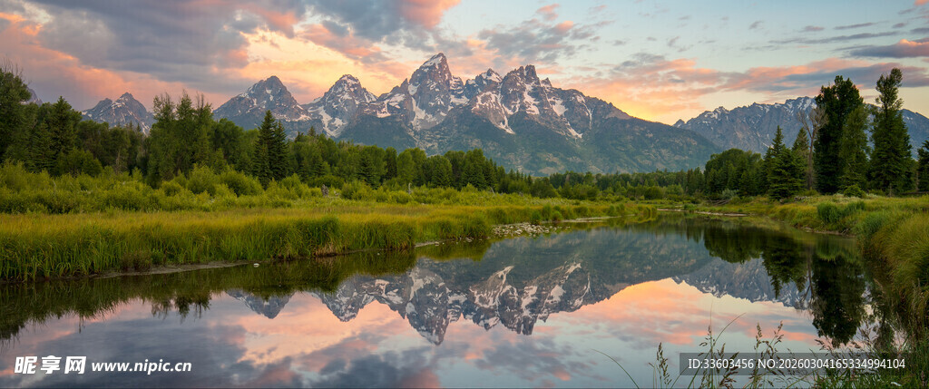 山间湖畔的壮丽自然景观