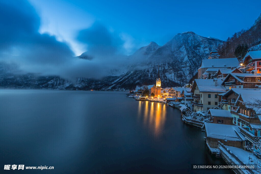 雪后湖畔小镇的静谧夜景