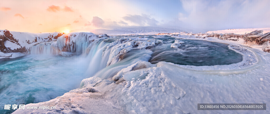冬日冰岛瀑布壮丽景观