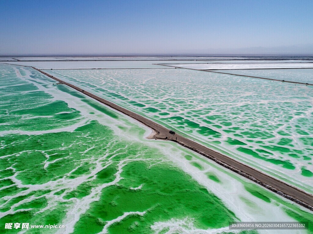 翡翠般的盐湖公路景观