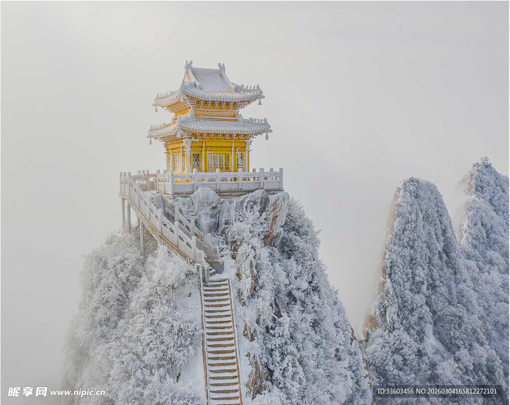 雪覆山巅的中式楼阁景观