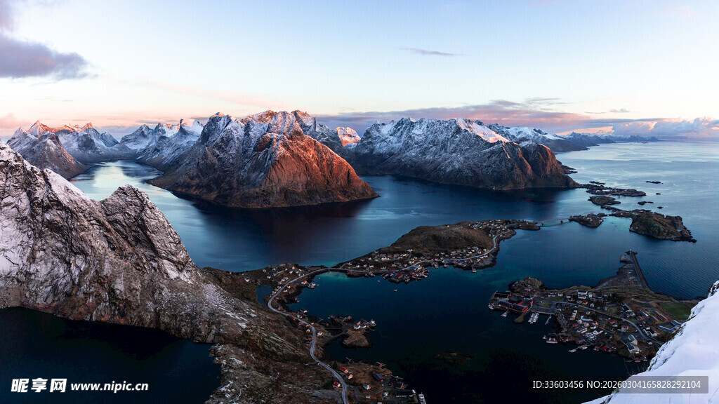 北极圈壮丽冰雪山海景观