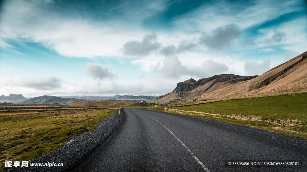 旷野中的孤独公路