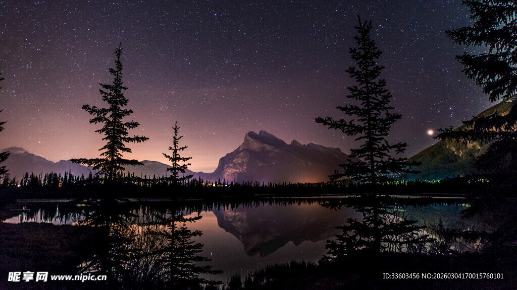 湖畔夜色中的静谧山林
