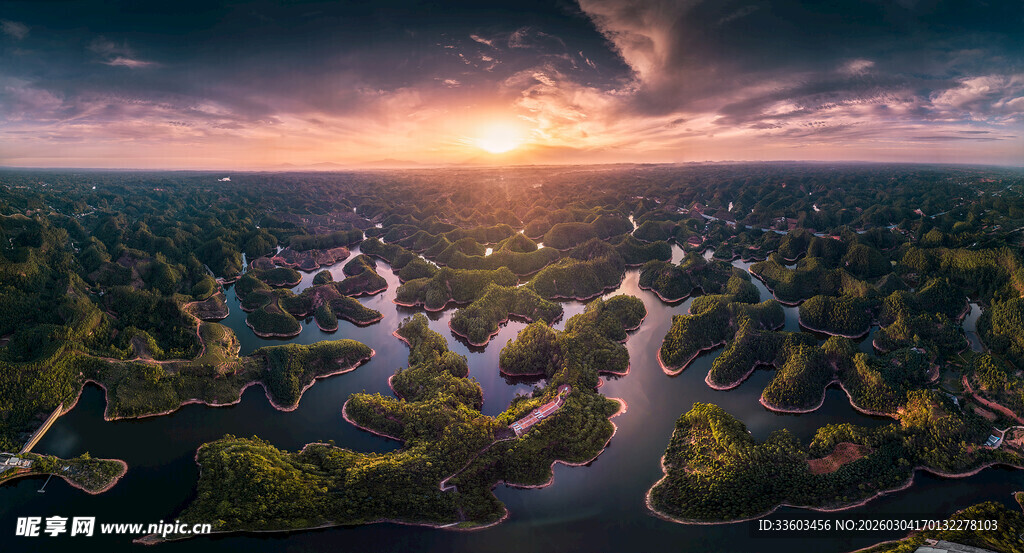 日落时分的森林河流景观
