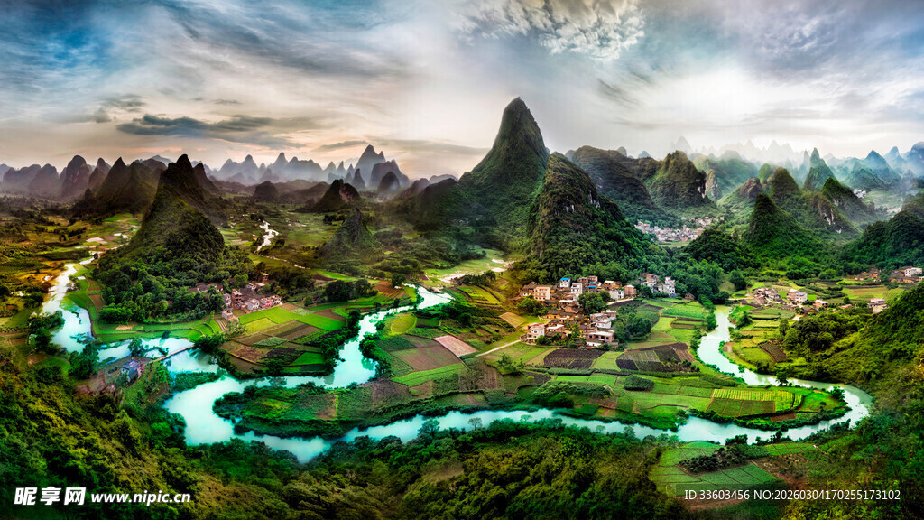 壮丽山水间的蜿蜒河流