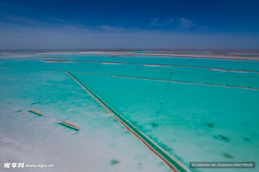 梦幻蓝绿相间的美丽盐湖