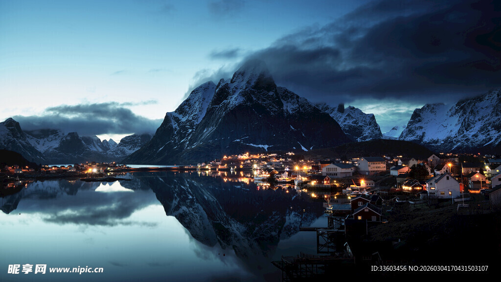 夜幕下的宁静山海小镇