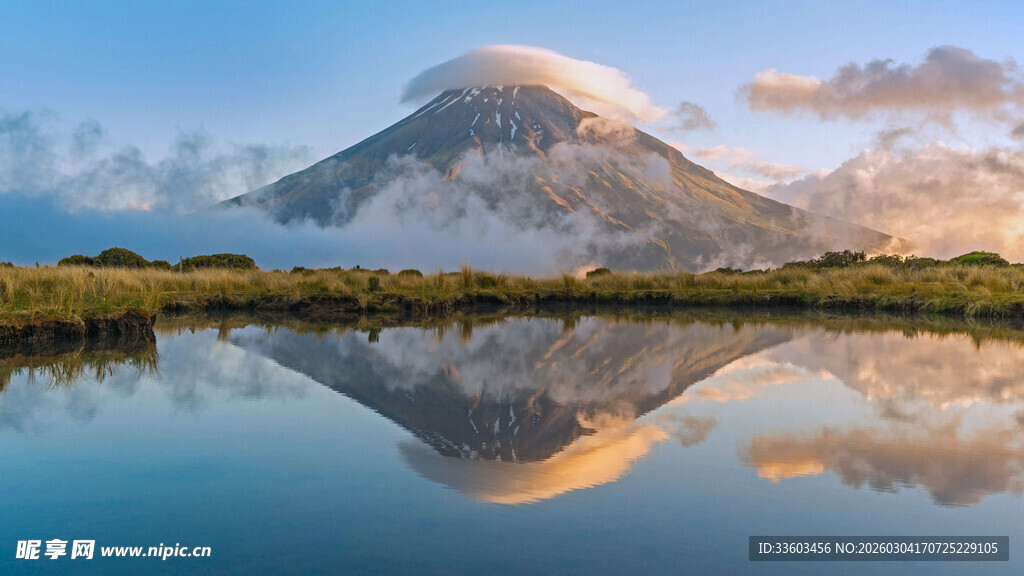 湖畔雪山倒影美景