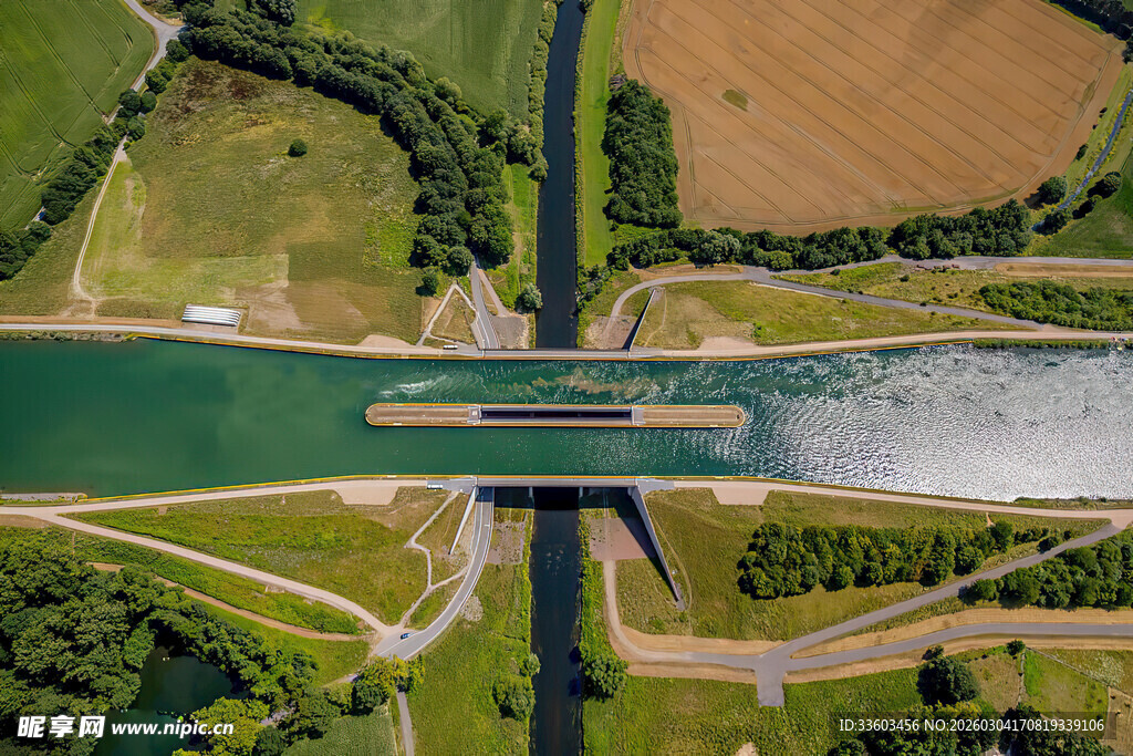 航拍运河上航行的货船