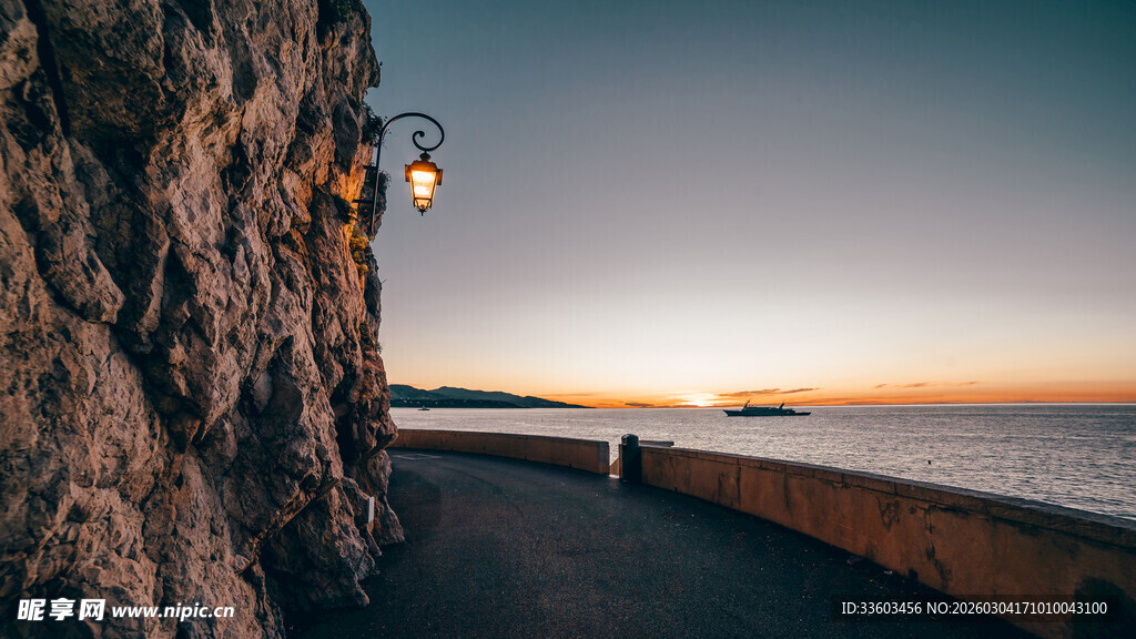 海边崖壁黄昏美景