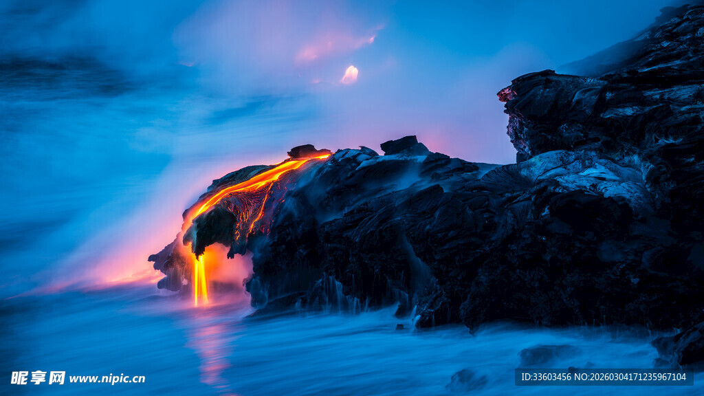 海边暮色中的嶙峋礁石