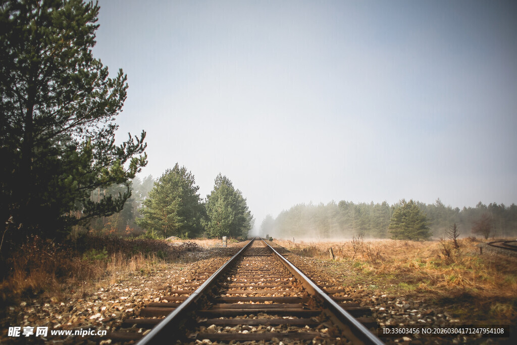 延伸向远方的铁路轨道