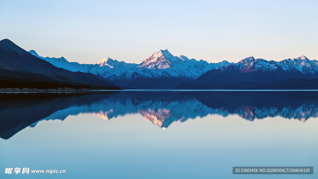 静谧湖山的绝美倒影