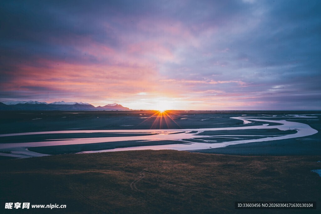 日落时分蜿蜒河流美景