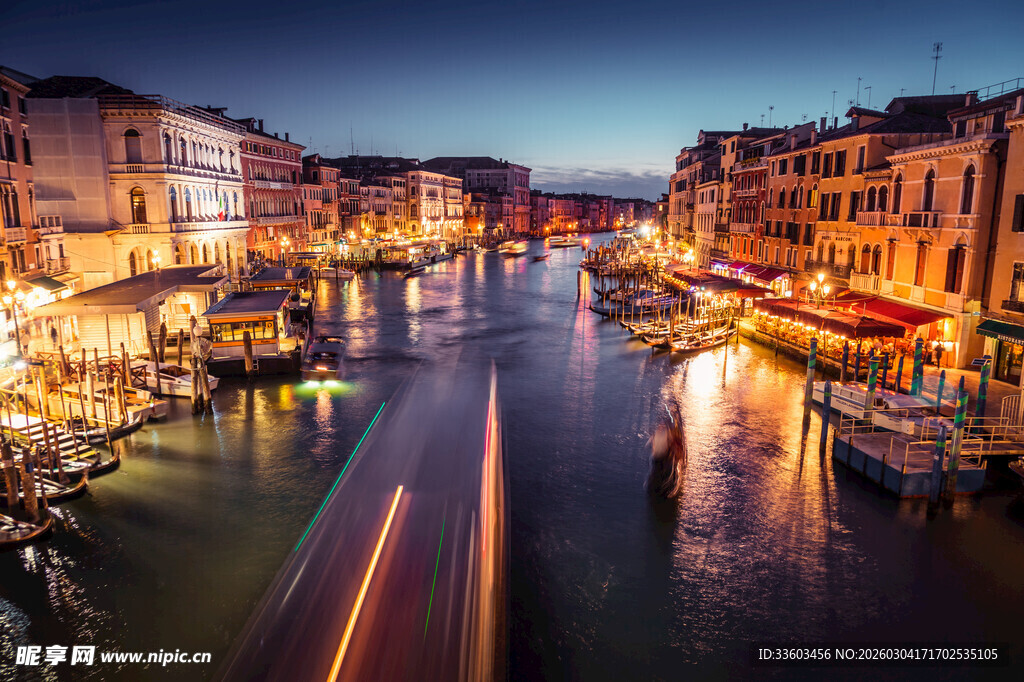 威尼斯运河夜景璀璨迷人