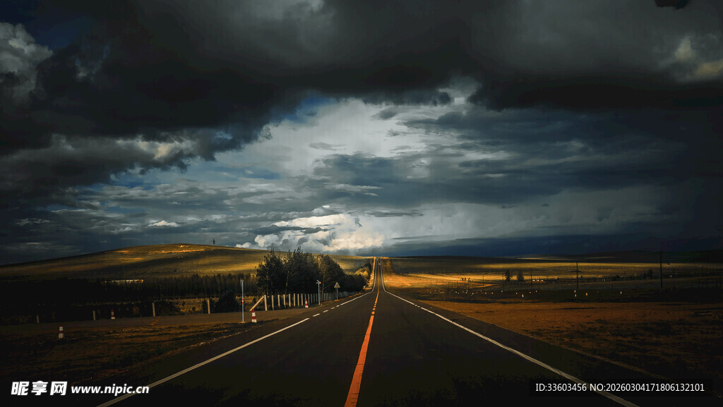公路尽头的壮丽天空景观