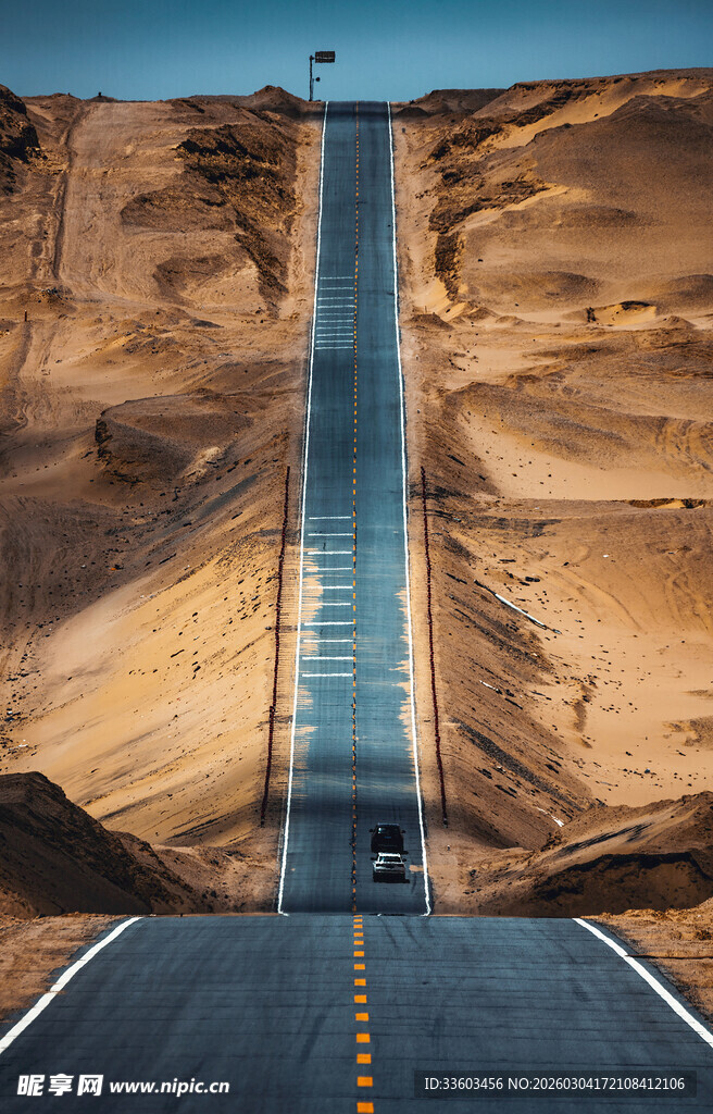 荒漠中延伸的笔直公路