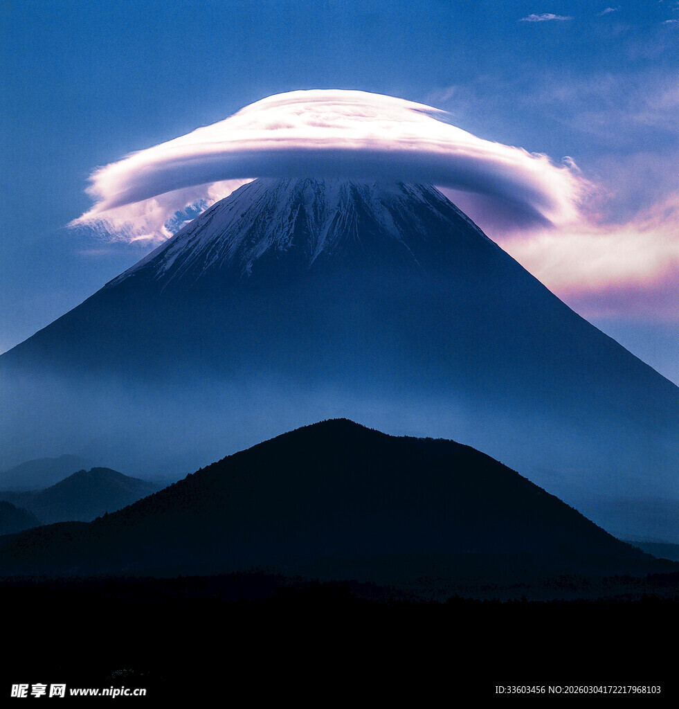 富士山巅的梦幻云层景象