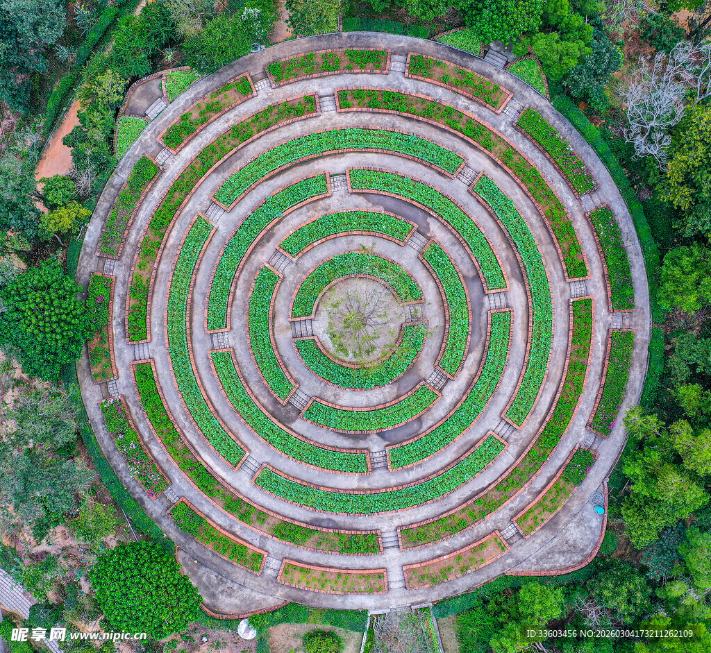 空中俯瞰圆形绿植迷宫