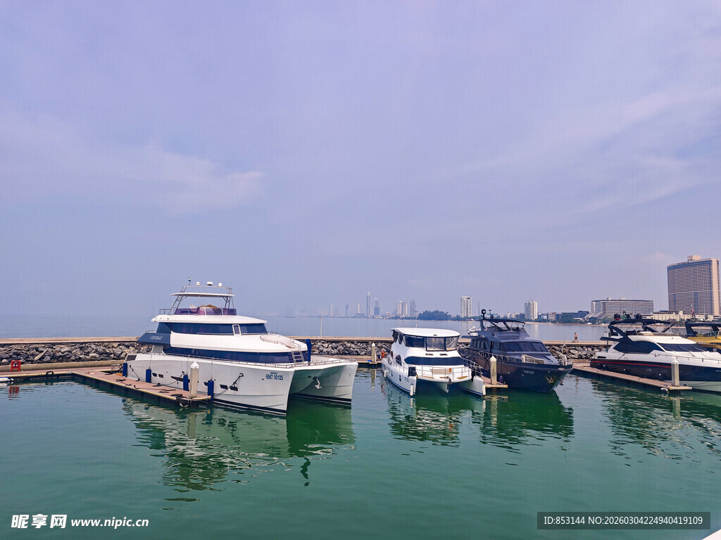 港口停泊的多艘豪华游艇