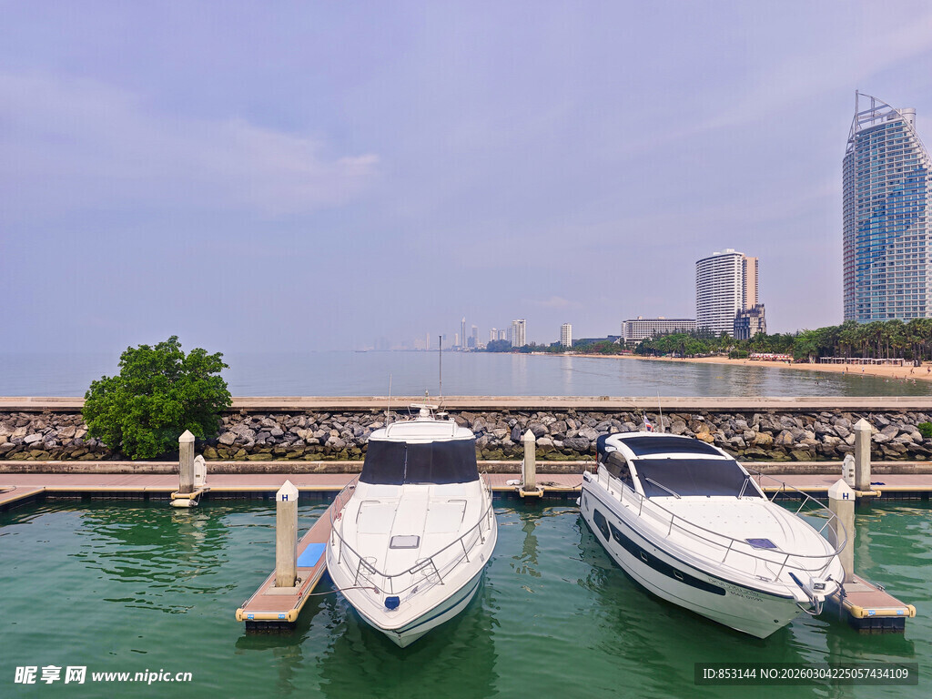 海滨港口的豪华游艇