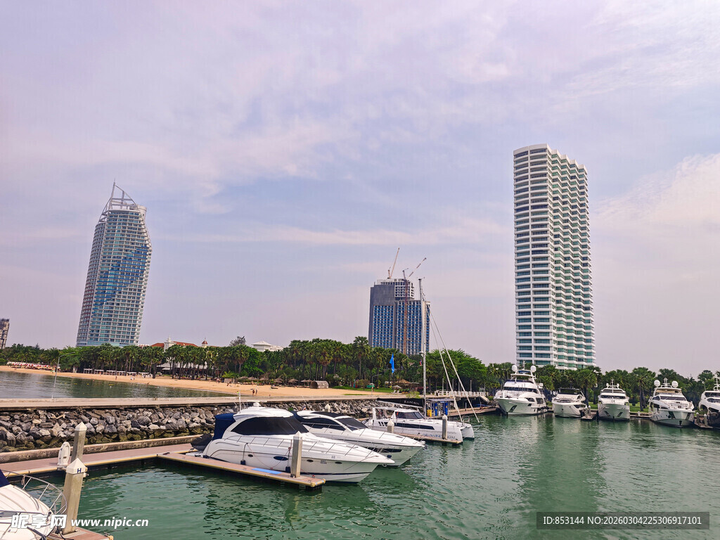 海滨港口的豪华游艇